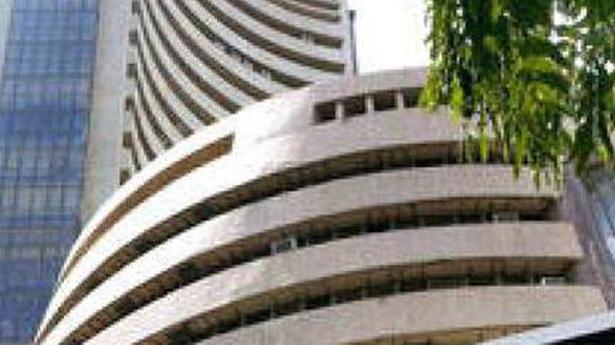 Sensex, Nifty start on flat note amid mixed global cues