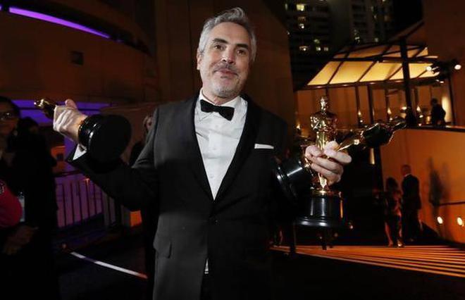 Alfonso Cuaron with his Best Director, Best Foreign Language Film and Best Cinematography awards for ‘Roma.’