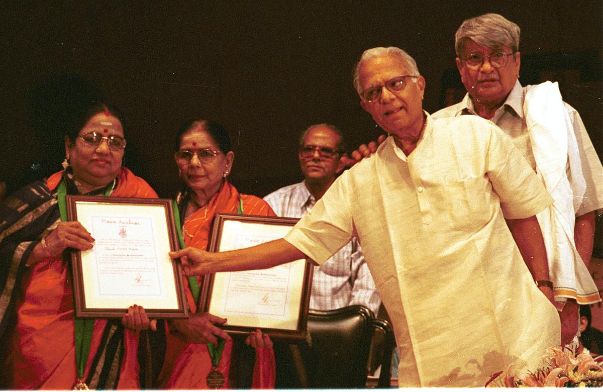 T.N.Krishnan presenting the award to the Sickle sisters Kunjumani and Neela in 2003