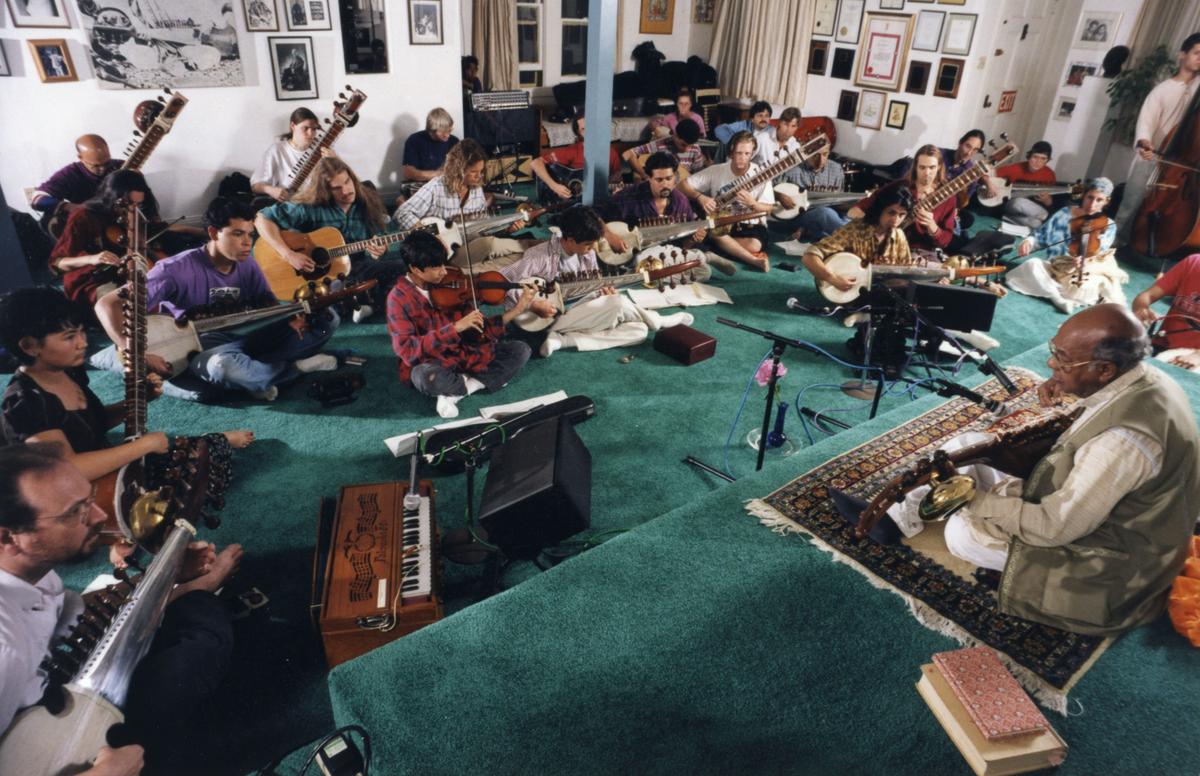 Ustad Ali Akbar Khan teaching his disciples