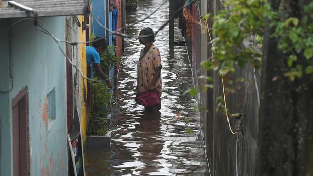 Heavy rain pounds Kerala, red alert in five districts