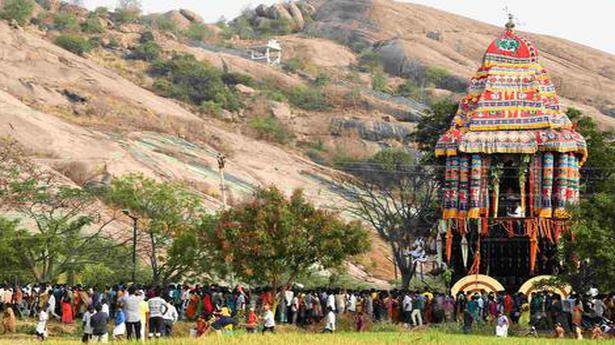 Hundreds of devotess draw car of Subramaniaswamy Temple in Tirupparankundram