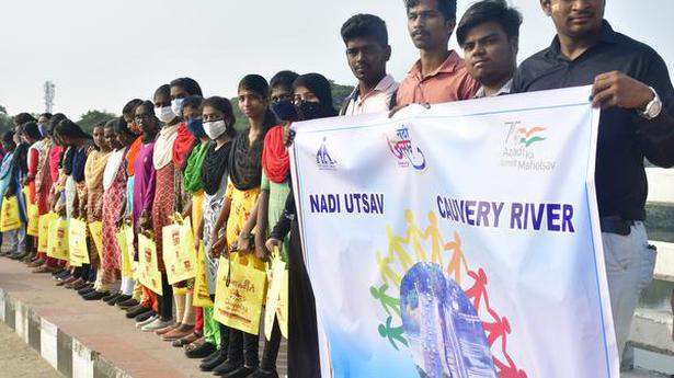 Human chain promotes manjappai to save Cauvery