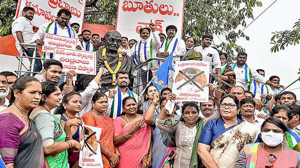 YSRCP demands apology from Naidu, Pattabhiram