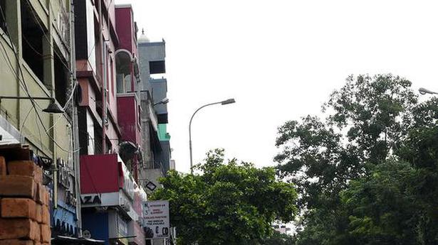 Misplaced lamp posts give nightmare to motorists | CHENNAI NYOOOZ