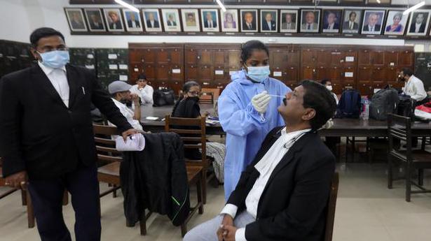 COVID-19 | Can’t go beyond medical advice to allow use of local trains for lawyers: Bombay HC