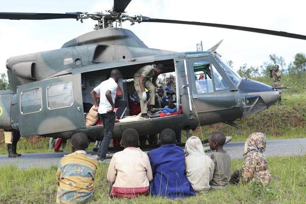 Soldiers and paramedics carry injured survivors from a helicopter in Chimanimani about 600 kilometres south east of Harare, Zimbabwe on March, 19, 2019.