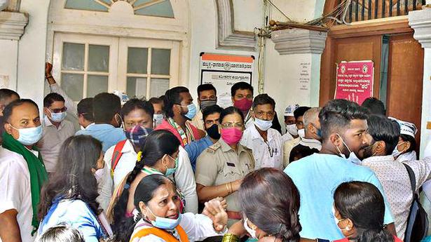 Heavy rush on last day for filing nomination papers for Hubballi-Dharwad Corpn. polls